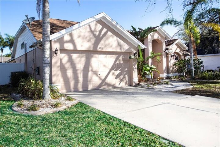 Property Photo: 9517 Sunnyoak Drive FL 33569