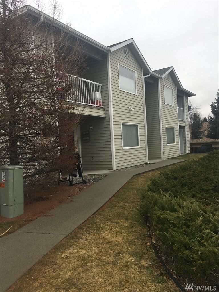 Property Photo:  589 Eastmont Ave C  WA 98802 
