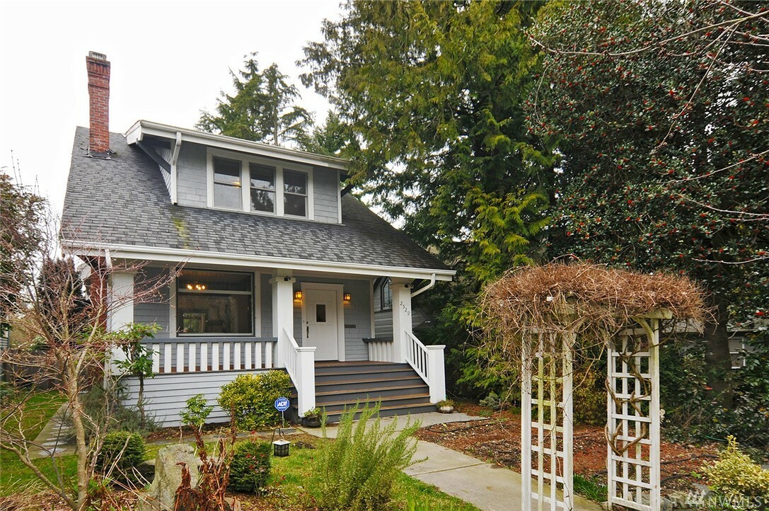 Property Photo:  2529 Queen Anne Ave N  WA 98109 