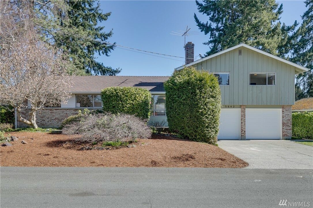 Property Photo:  5642 SE 116th Place  WA 98006 