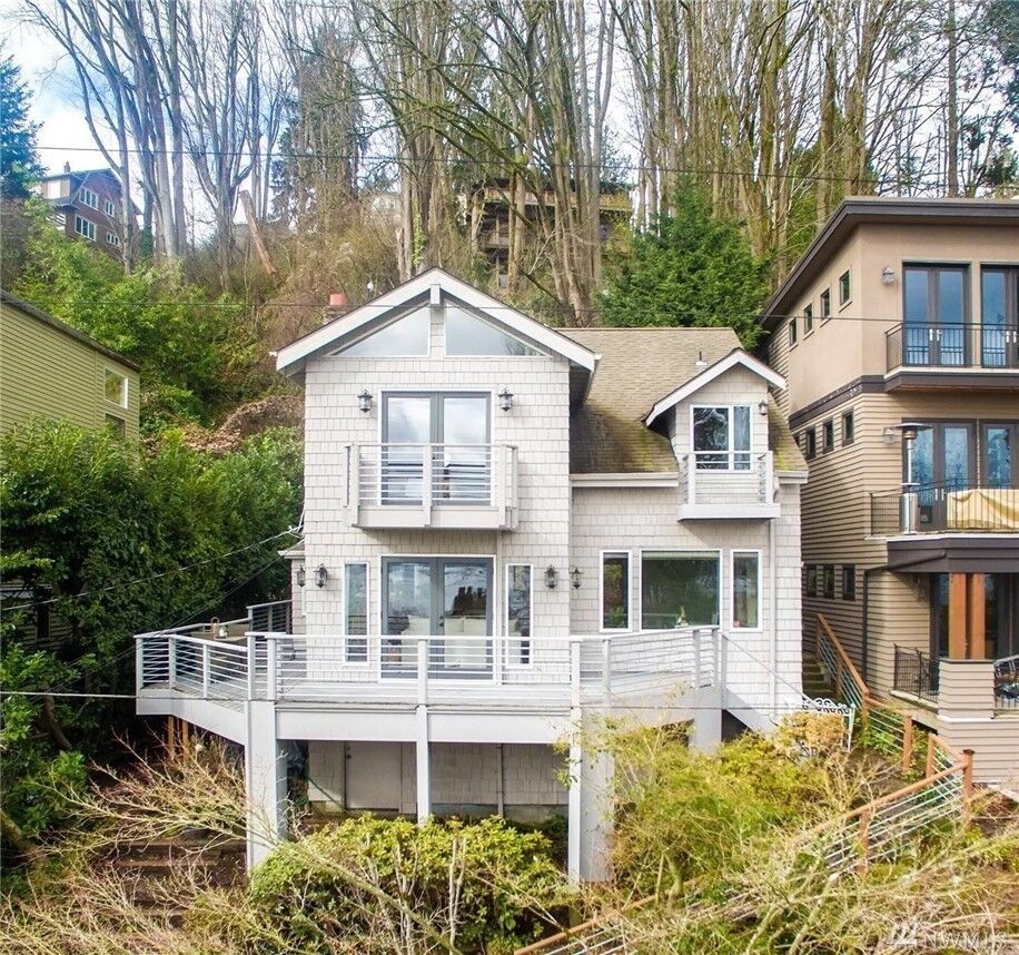 Property Photo:  503 Randolph Avenue  WA 98122 