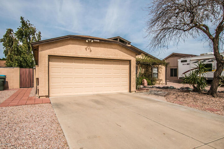 Property Photo: 1308 E Morrow Drive AZ 85024