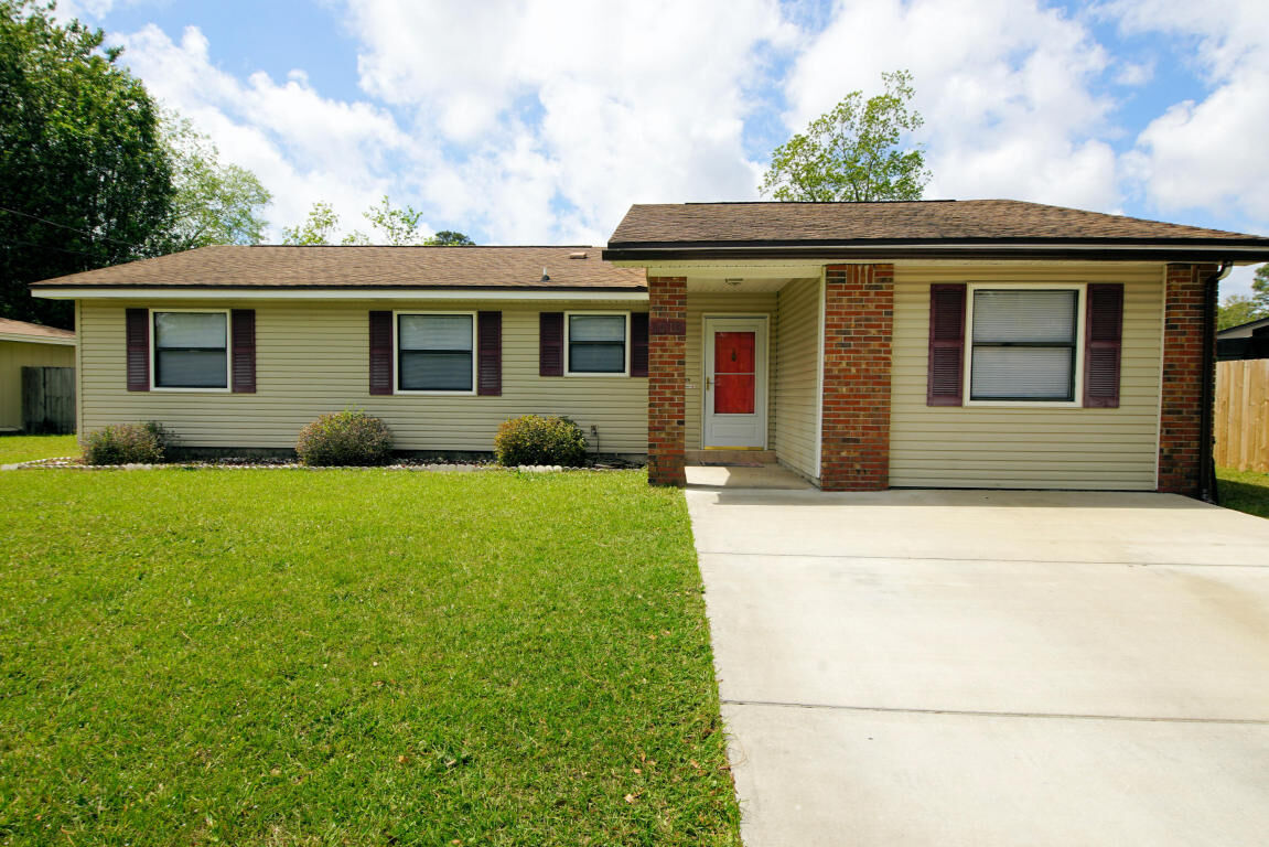 Property Photo:  1010 Aspen Court  FL 32547 