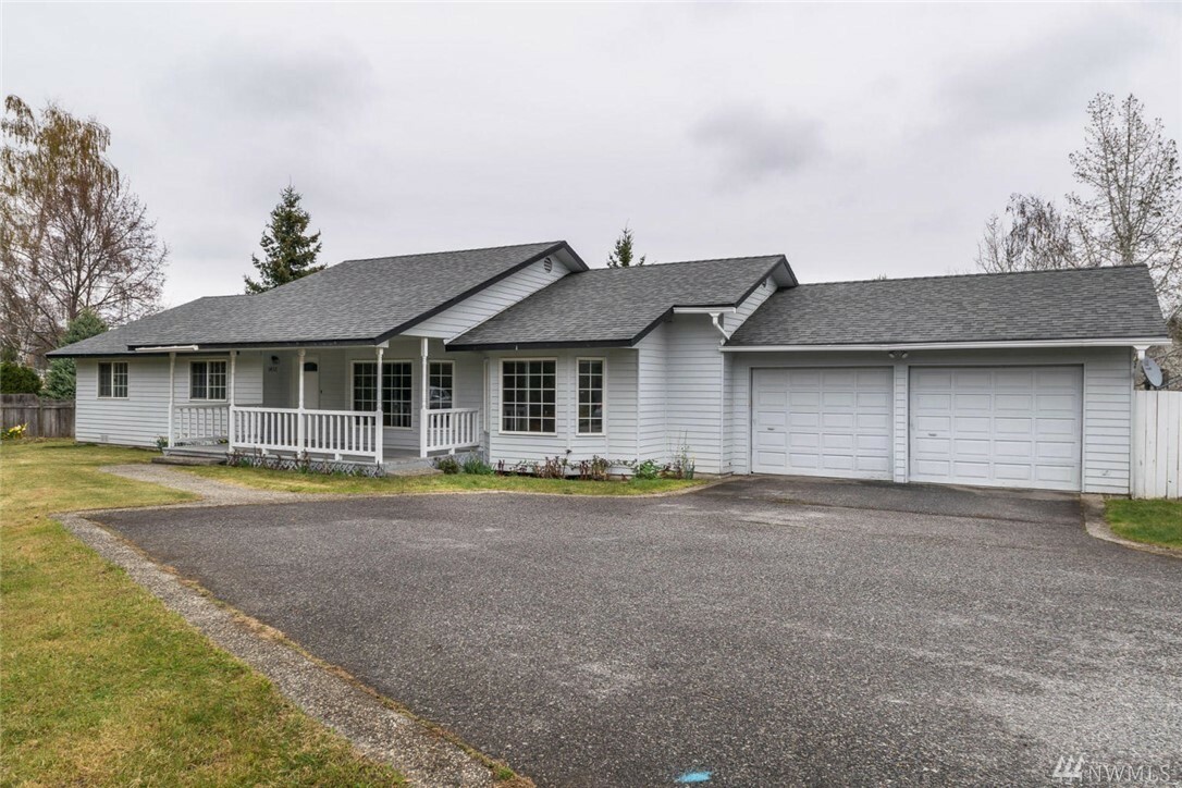 Property Photo:  1432 2nd St  WA 98801 