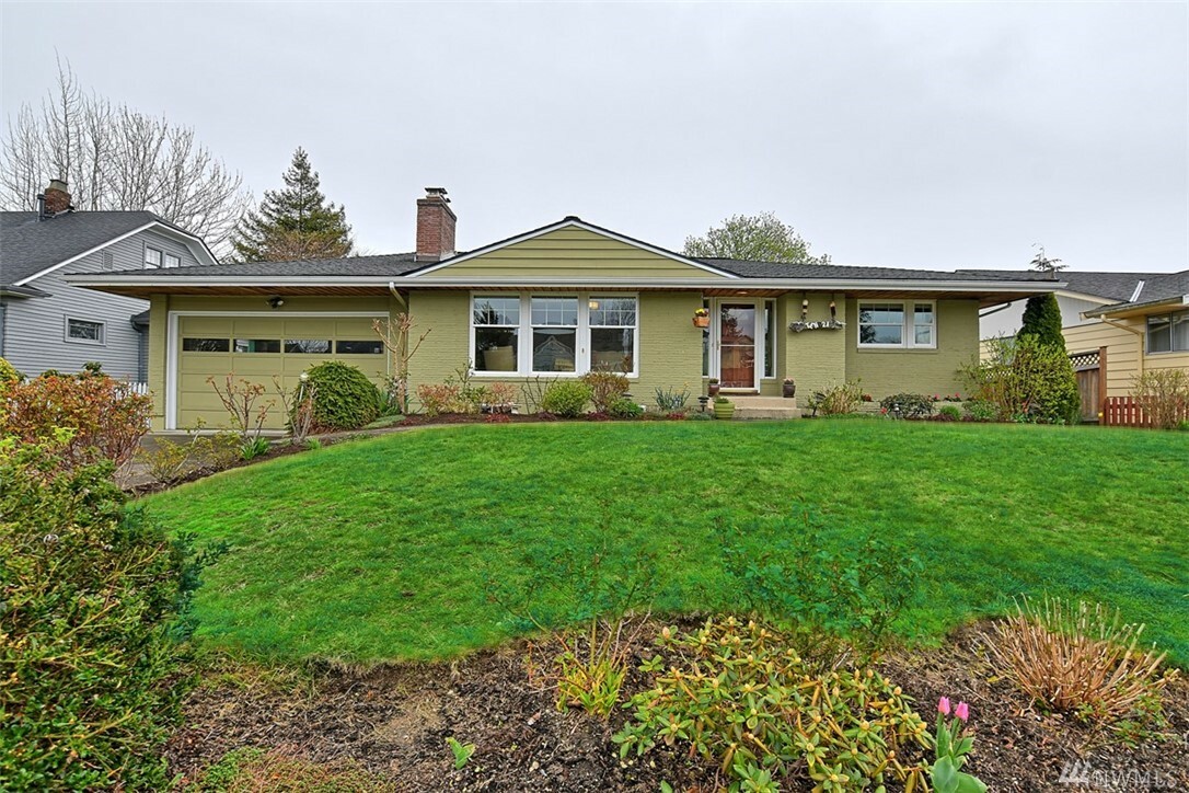 Property Photo:  1021 Lombard Ave  WA 98201 