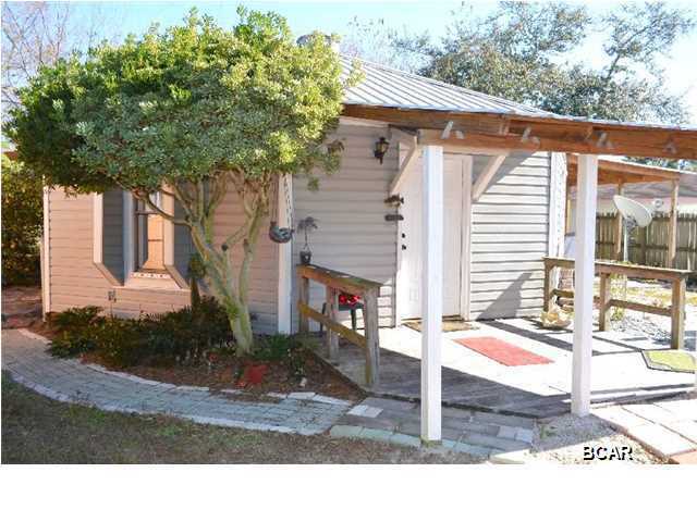 Property Photo: 324 Christmas Tree Lane FL 32413