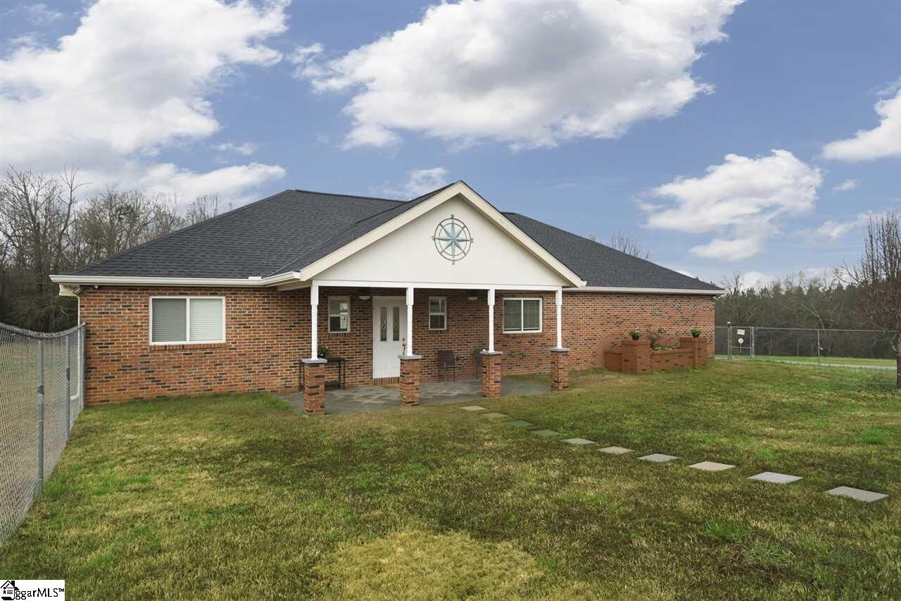 Property Photo: 610 Oak Hill Road SC 29654
