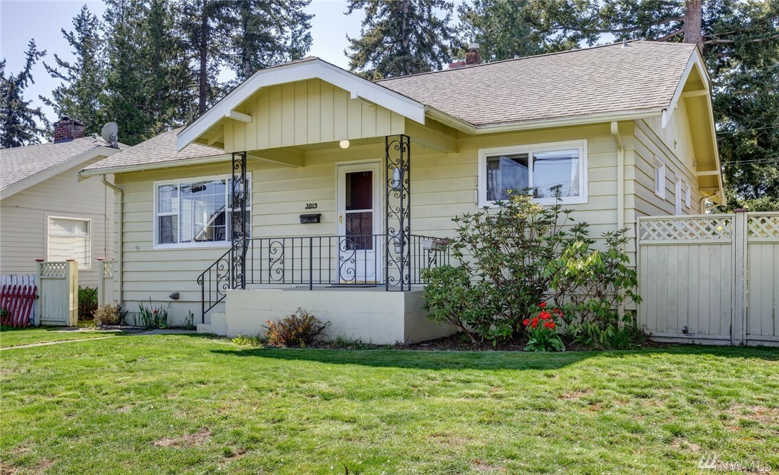 Property Photo:  3019 Meridian St  WA 98225 