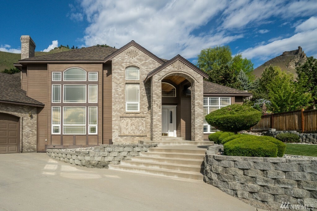 Property Photo:  752 Castle Heights Dr  WA 98801 