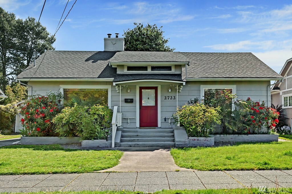 Property Photo:  2722 Belvidere Ave SW  WA 98126 