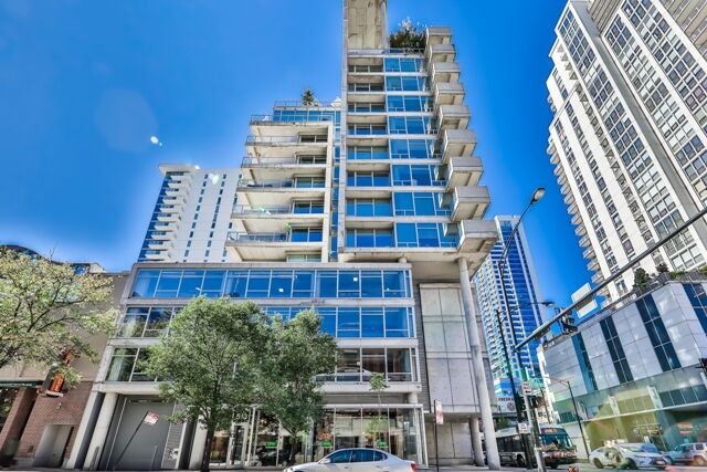 Property Photo: 201 Grand Avenue 801 IL 60654