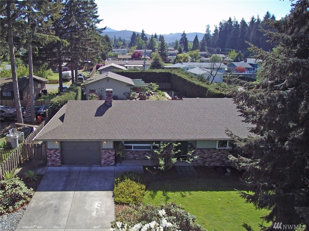 Property Photo: 1212 W 17th St WA 98363