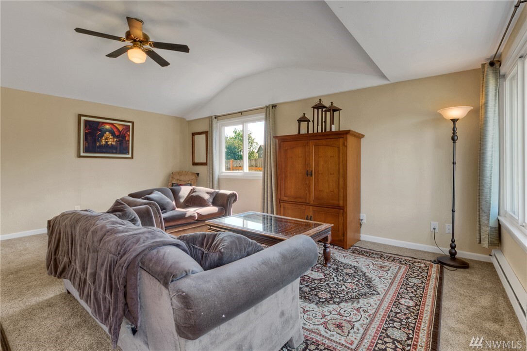 Property Photo: 1415 S 248th WA 98198