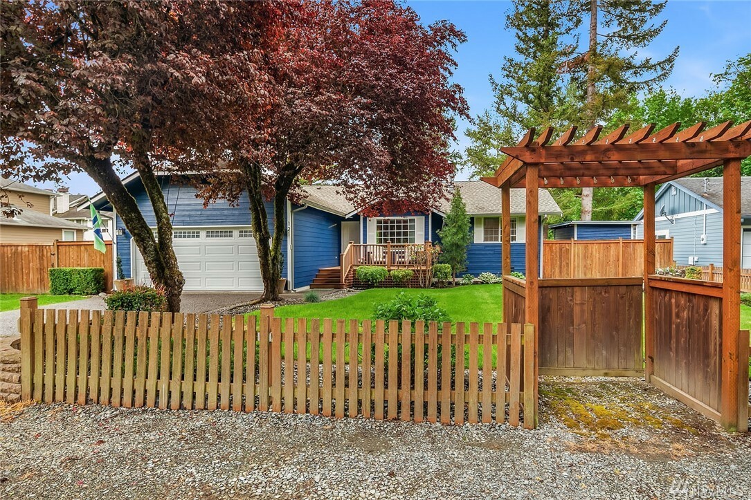 Property Photo:  121 W 6th St  WA 98045 