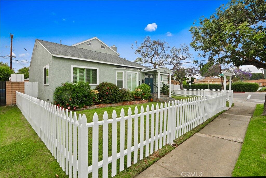 Property Photo: 11201 Segrell Way CA 90230