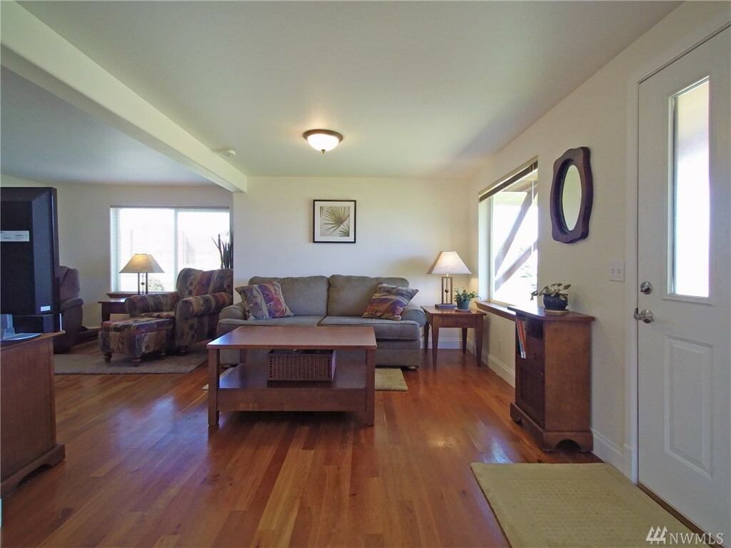 Property Photo:  302 E 12th St  WA 98362 