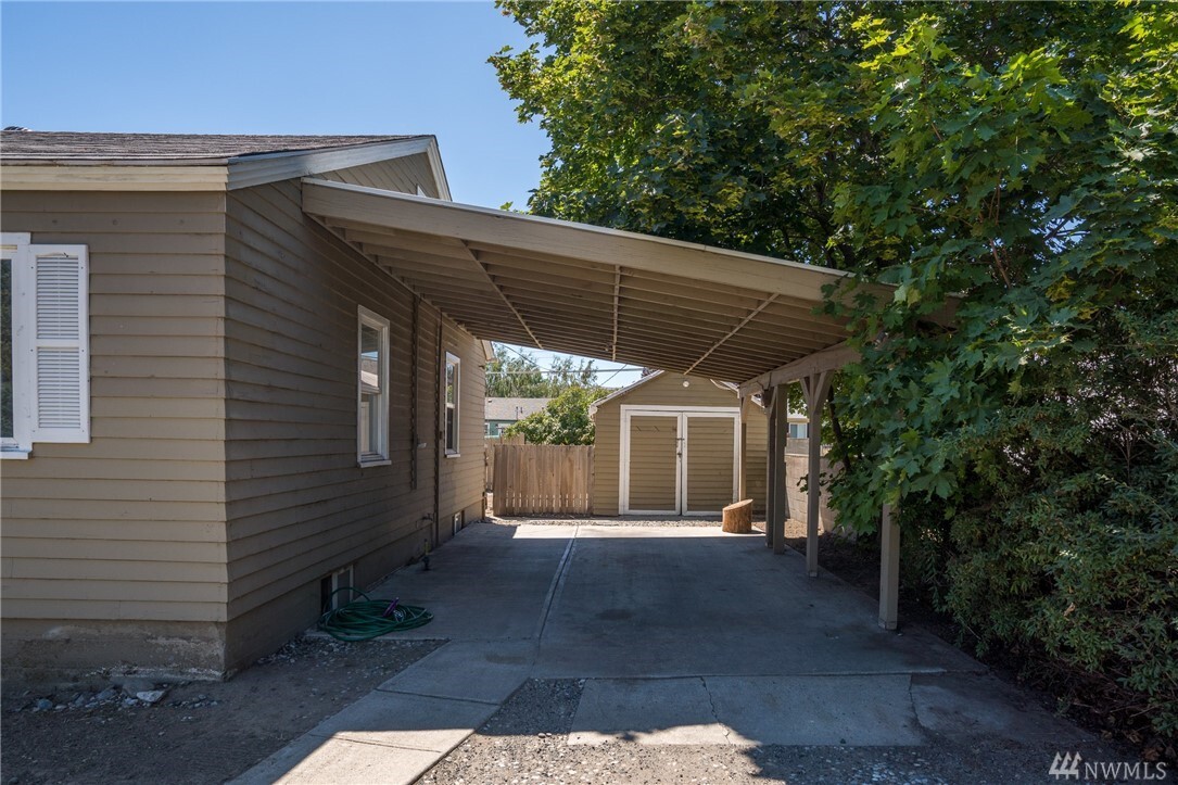 Property Photo:  1019 9th St  WA 98801 