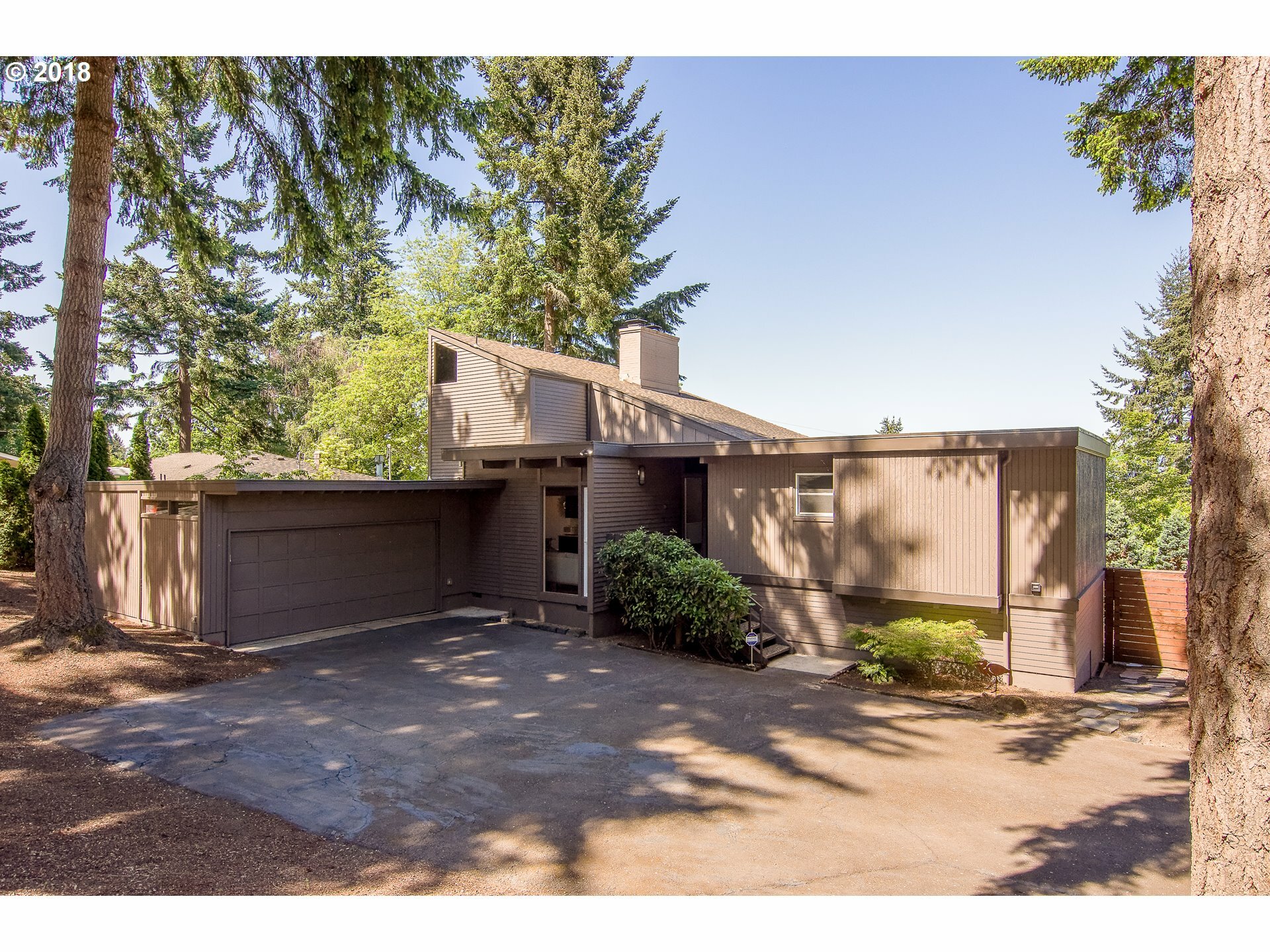 Property Photo:  2067 W 29th Ave  OR 97405 