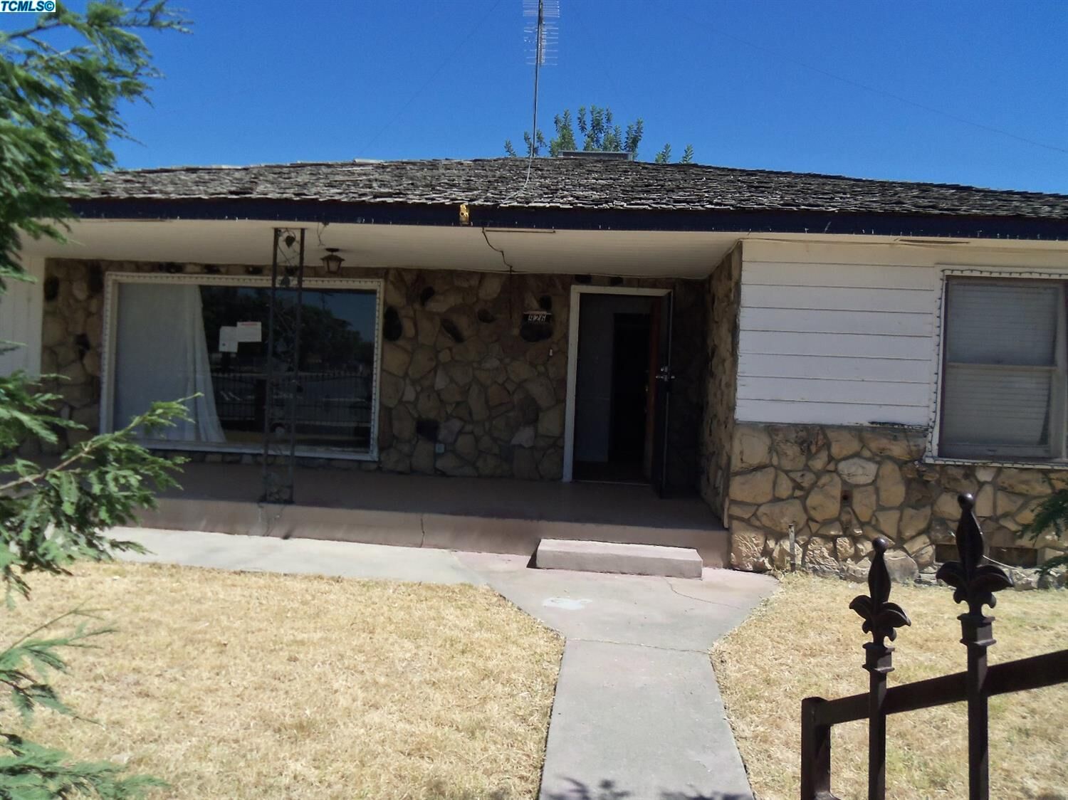 Property Photo:  926 Tulare Avenue  CA 93219 