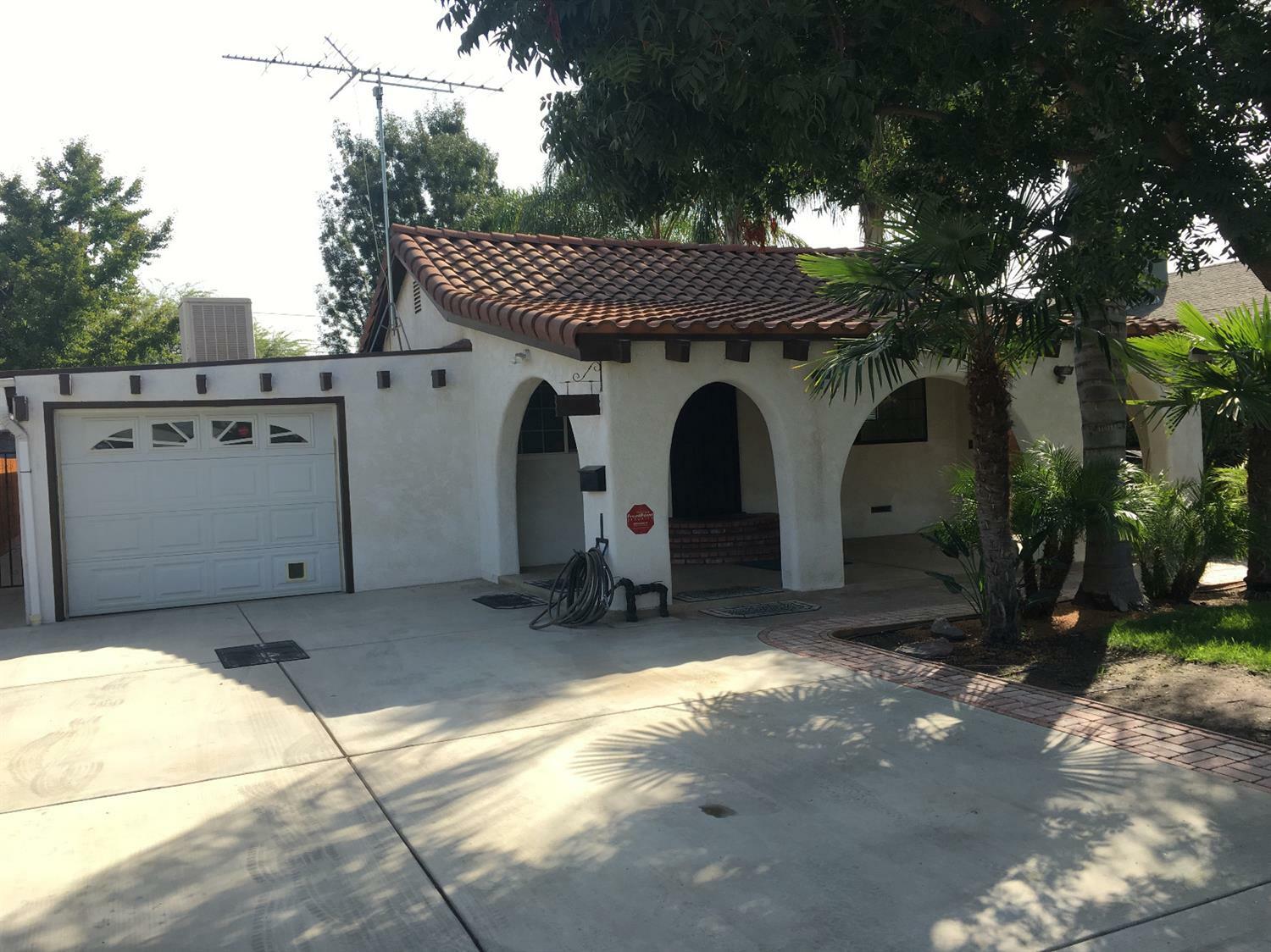 Property Photo:  1618 N Locust Street  CA 93291 