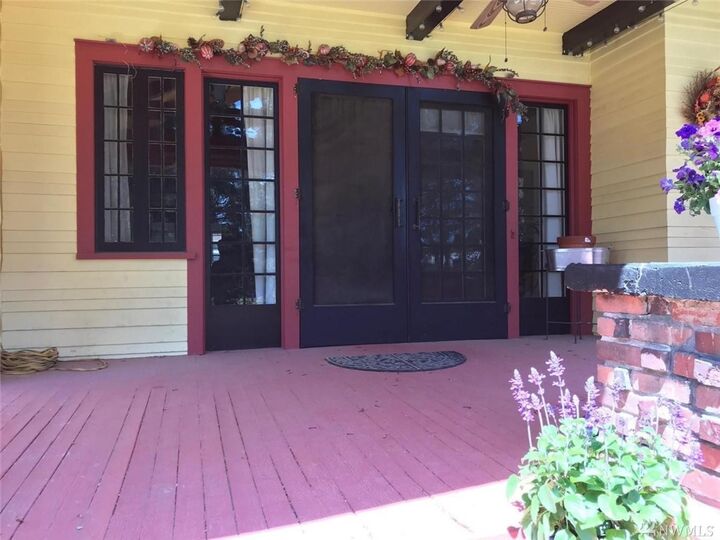 Property Photo:  409 E Locust St  WA 98858 