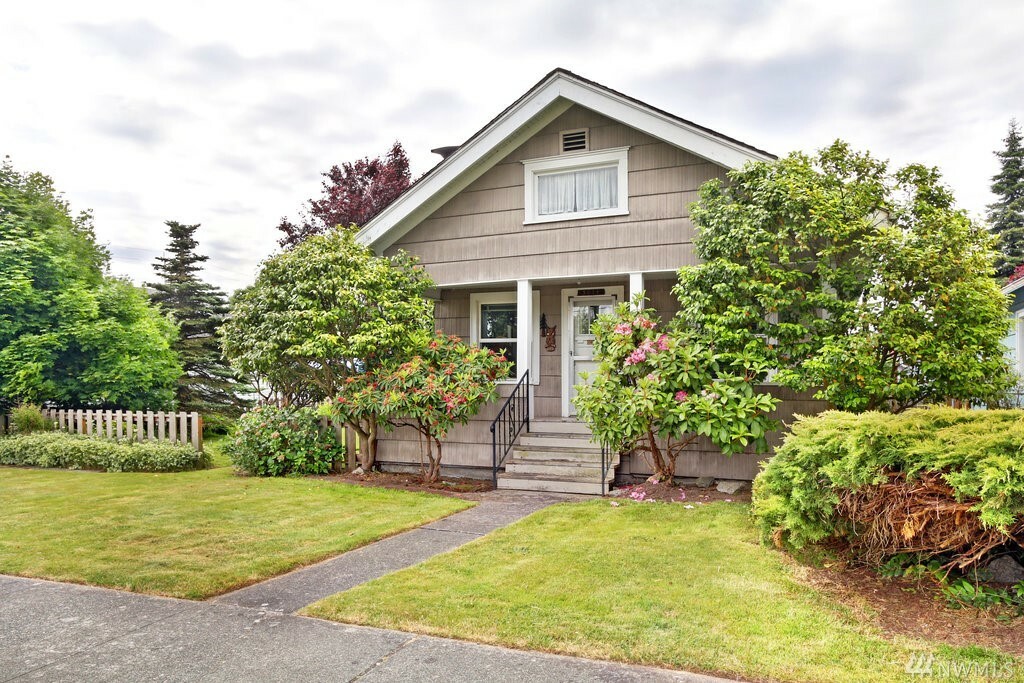 Property Photo:  3014 19th St  WA 98201 