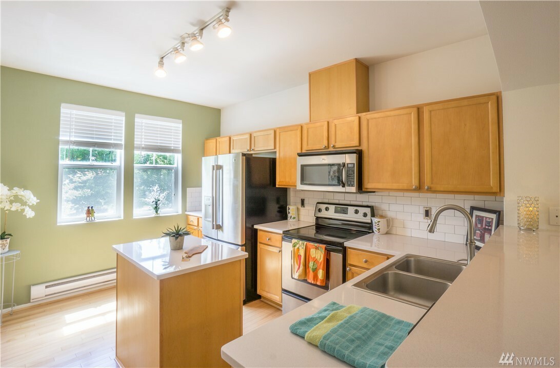 Property Photo: 6867 Holly Park Dr S J2 WA 98118