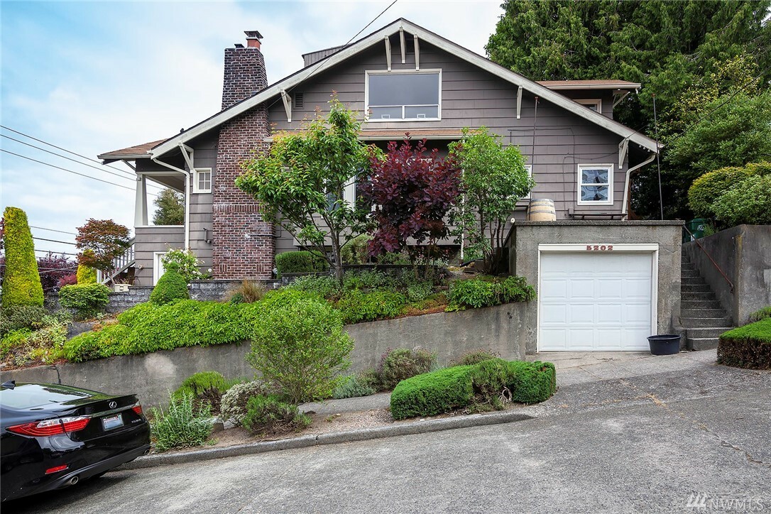 Property Photo:  5202 Greenwood Ave N 1-2  WA 98103 