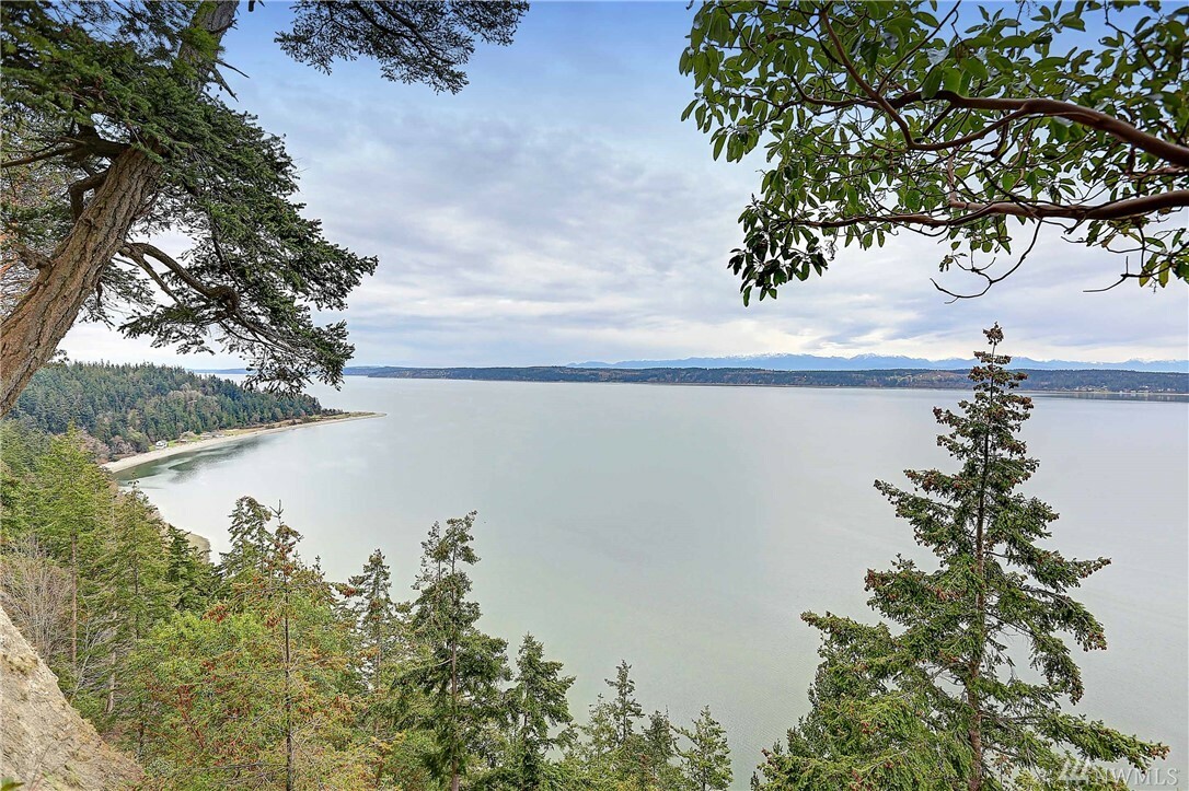 Property Photo:  24 Edgewater Dr  WA 98282 