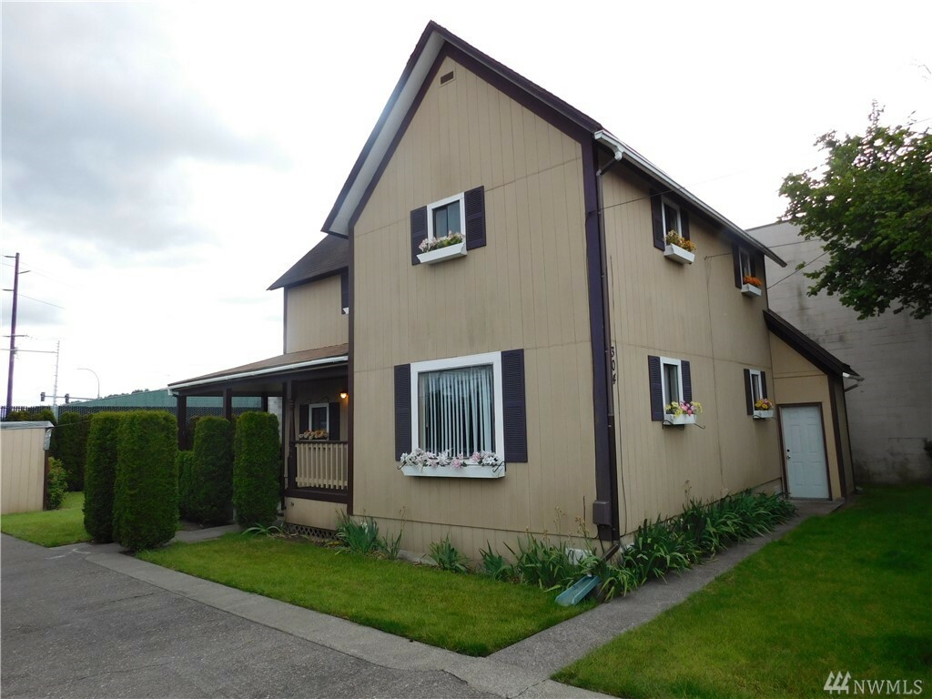 Property Photo:  304 S 5th Ave  WA 98626 