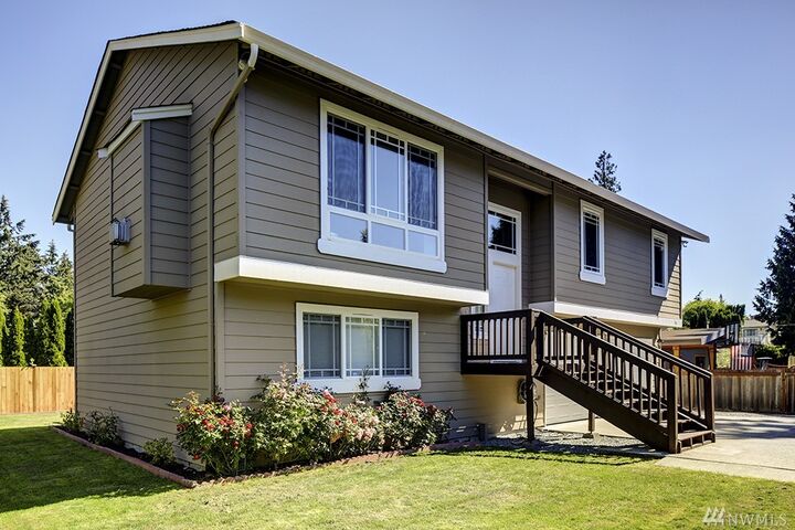 Property Photo:  136 N 203rd St  WA 98133 