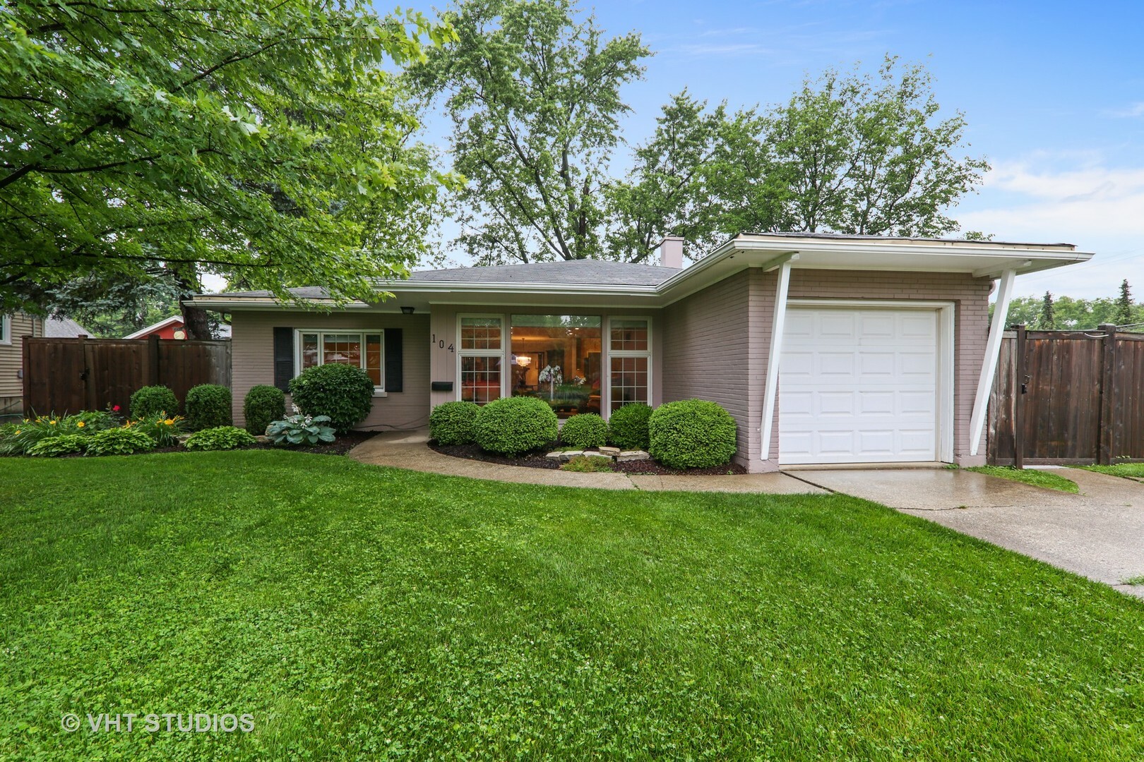 Property Photo:  104 Poplar Avenue  IL 60126 