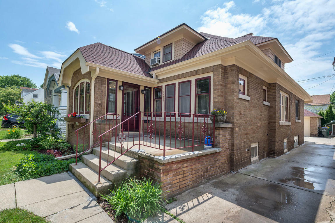 Property Photo: 1823 E Kenmore Pl WI 53211