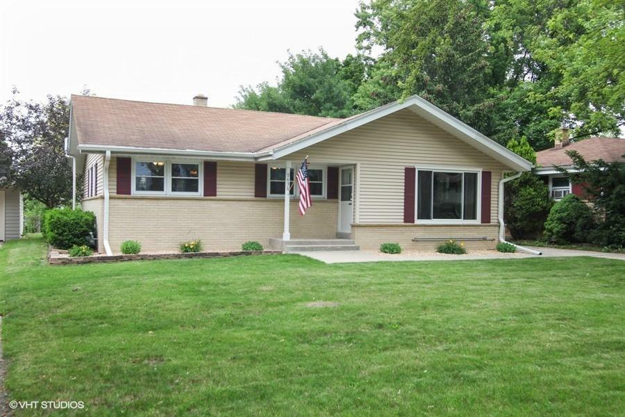 Property Photo: 9436 W Palmetto Ave WI 53222