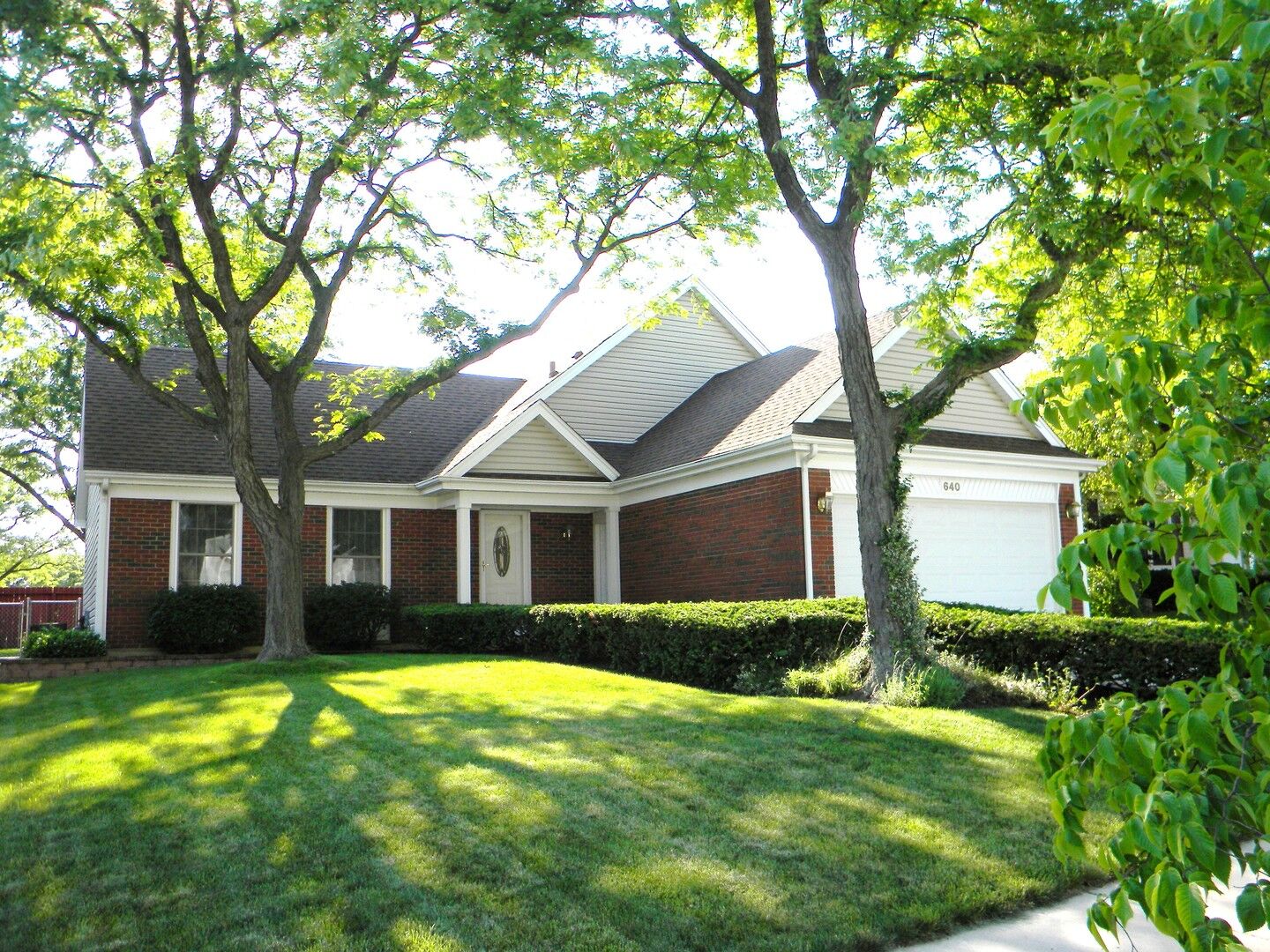 Property Photo:  640 Primrose Lane  IL 60194 