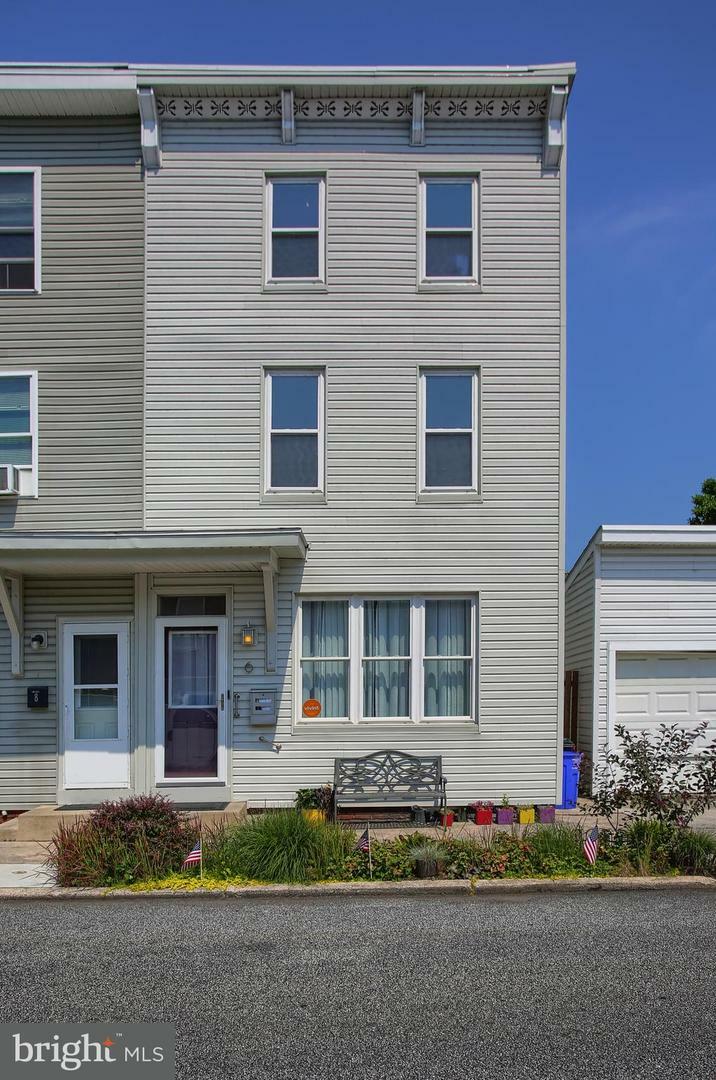 Property Photo:  6 Poplar Street  PA 17043 