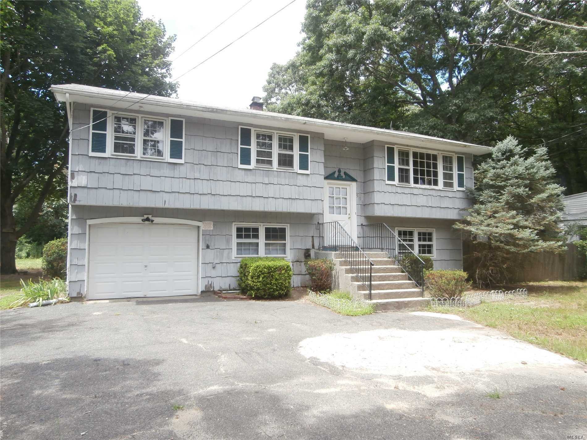 Property Photo:  511 Avondale Drive  NY 11967 