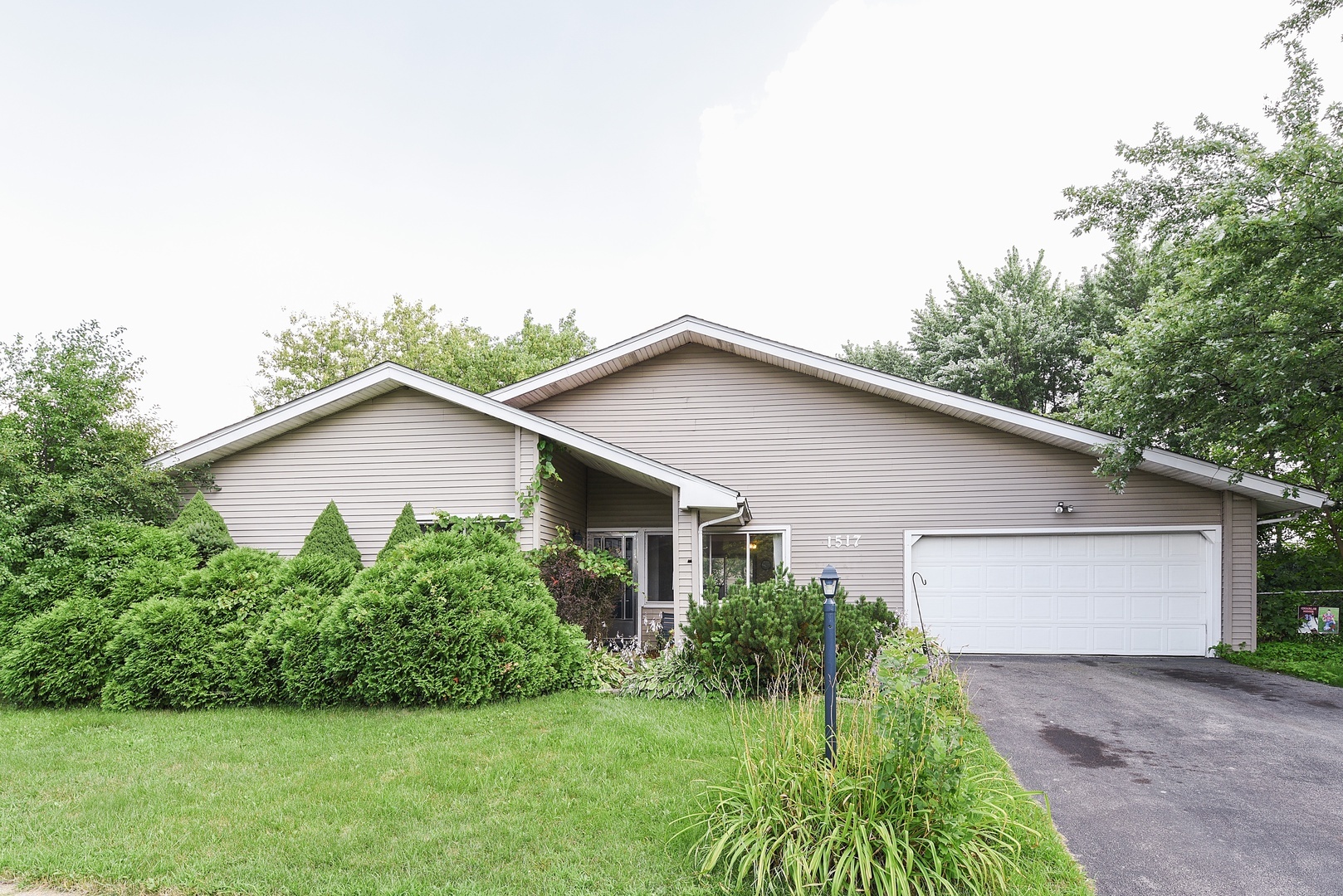 Property Photo: 1517 Crosby Court IL 60133