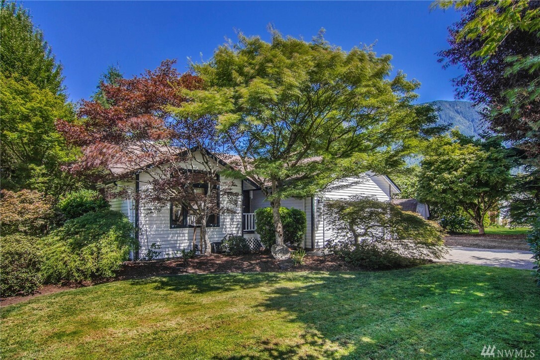 Property Photo: 320 NE 4th St WA 98045