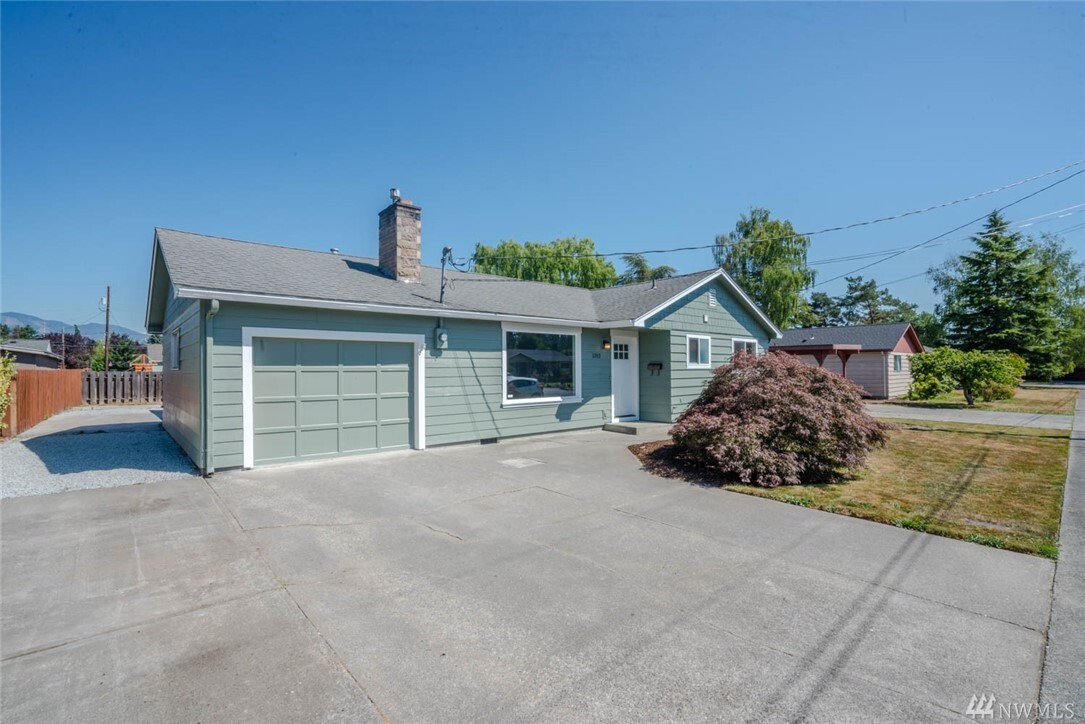Property Photo: 1312 Denny Place WA 98274