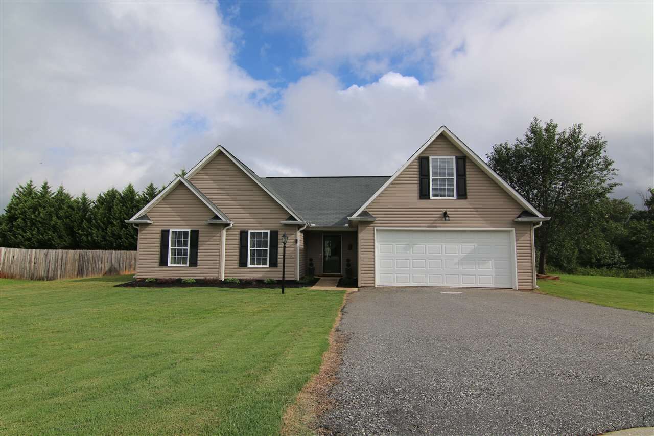 Property Photo: 623 Kneewood Ct SC 29316