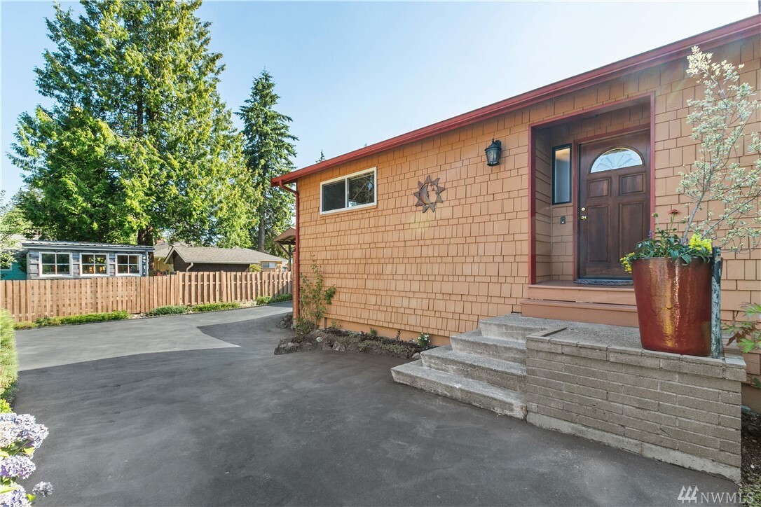 Property Photo:  10548  Ashworth Avenue N  WA 98133 