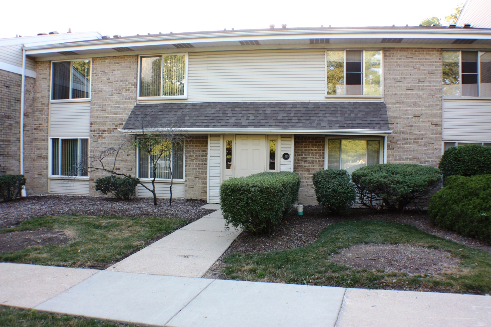 Property Photo:  1410 Volid Drive B  IL 60169 