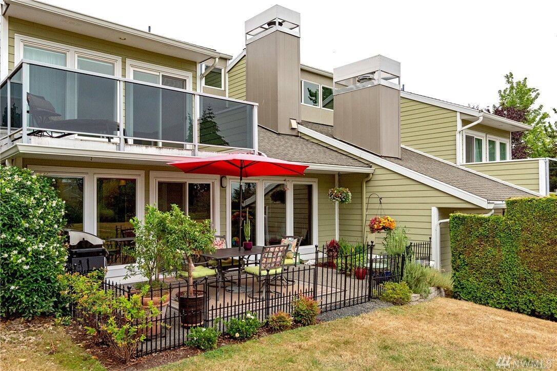 Property Photo:  7072 156th Place NE 7072  WA 98052 