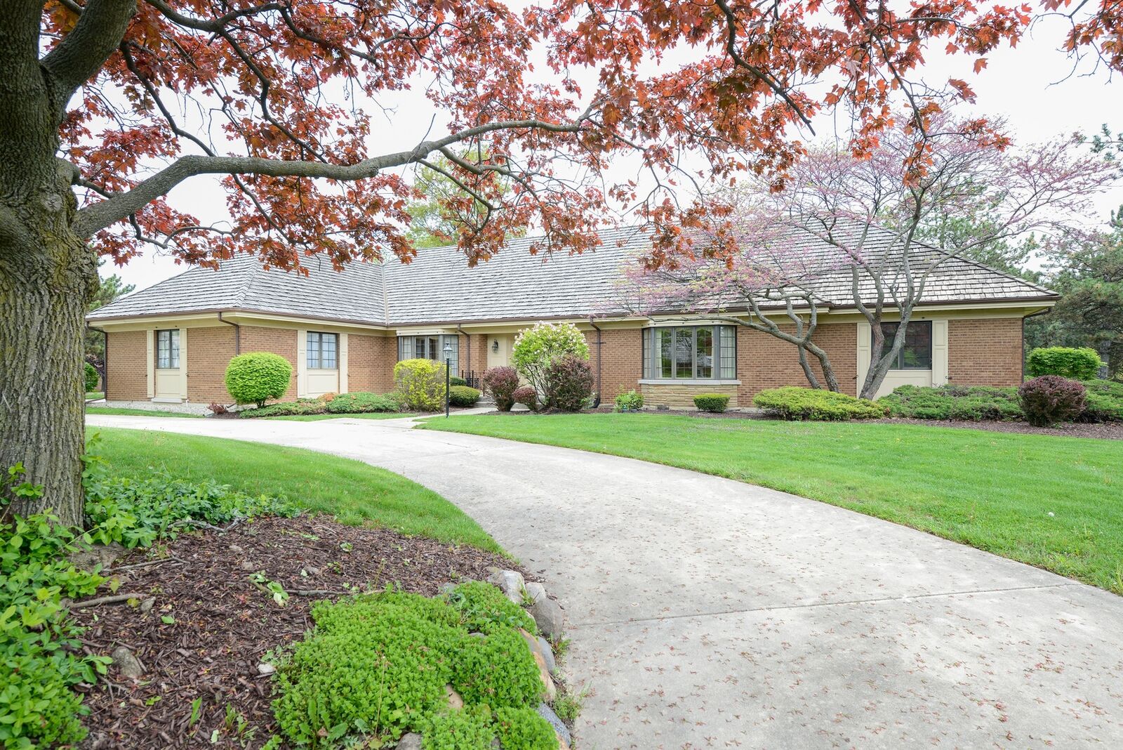 Property Photo: 406 Midwest Club Parkway IL 60523