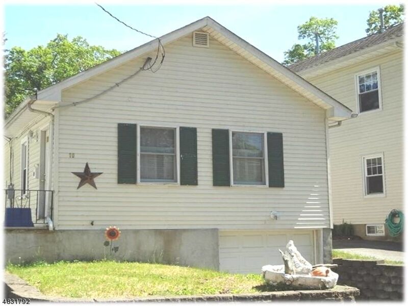 Property Photo:  10 Cherokee Trail  NJ 07834 