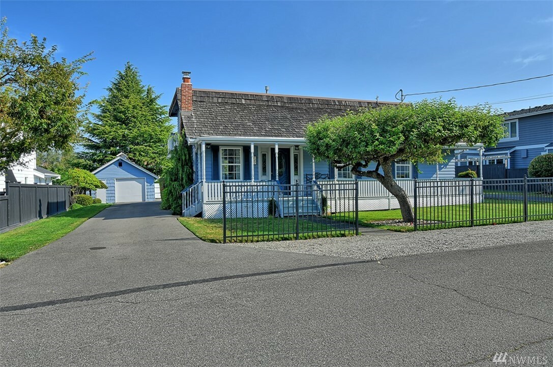 Property Photo:  747 Spruce St  WA 98020 