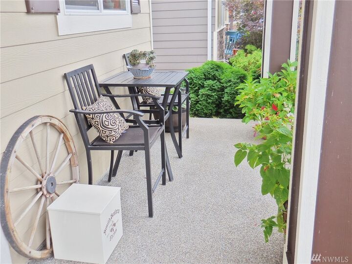 Property Photo:  442 Petersen Dr E  WA 98022 