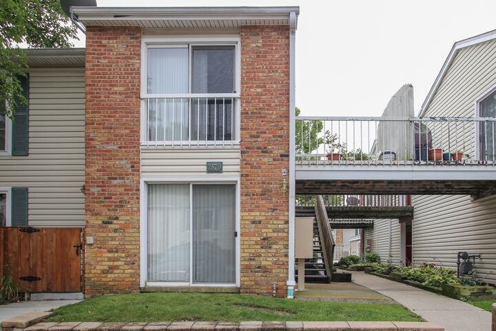 1979 Kenilworth Circle B  Hoffman Estates IL 60169 photo