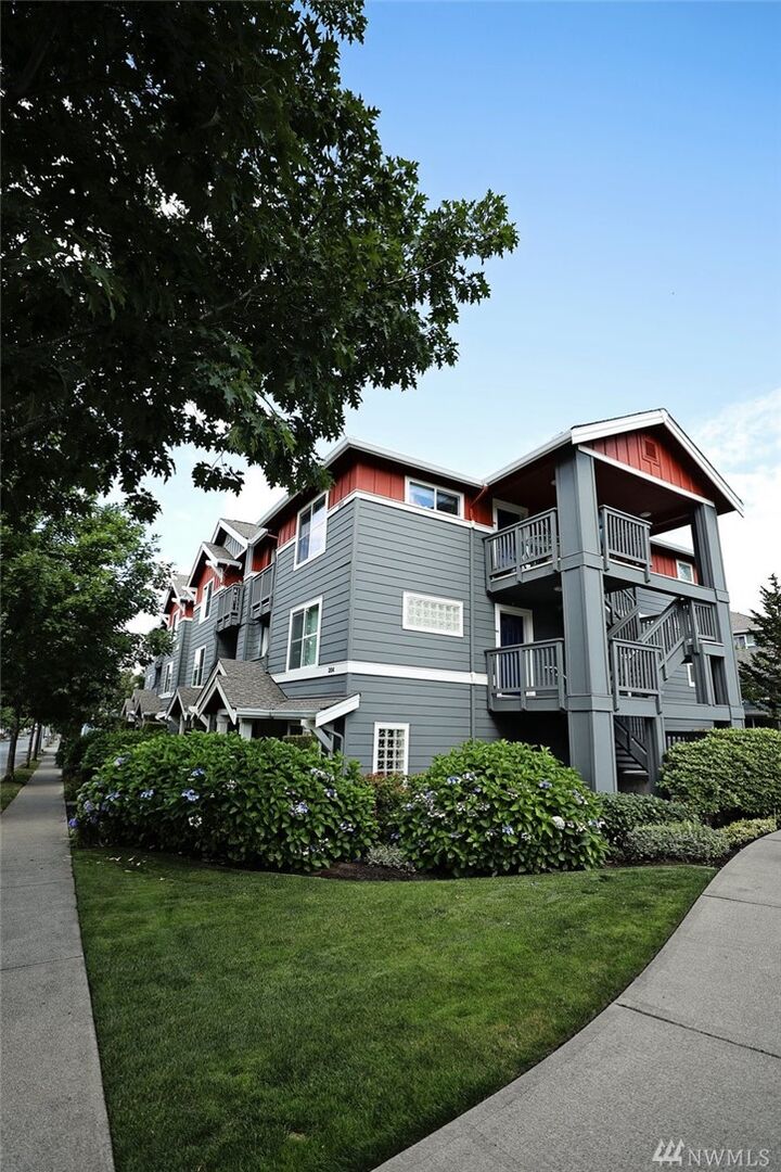 Property Photo: 1696 25th Ave NE 204 WA 98029